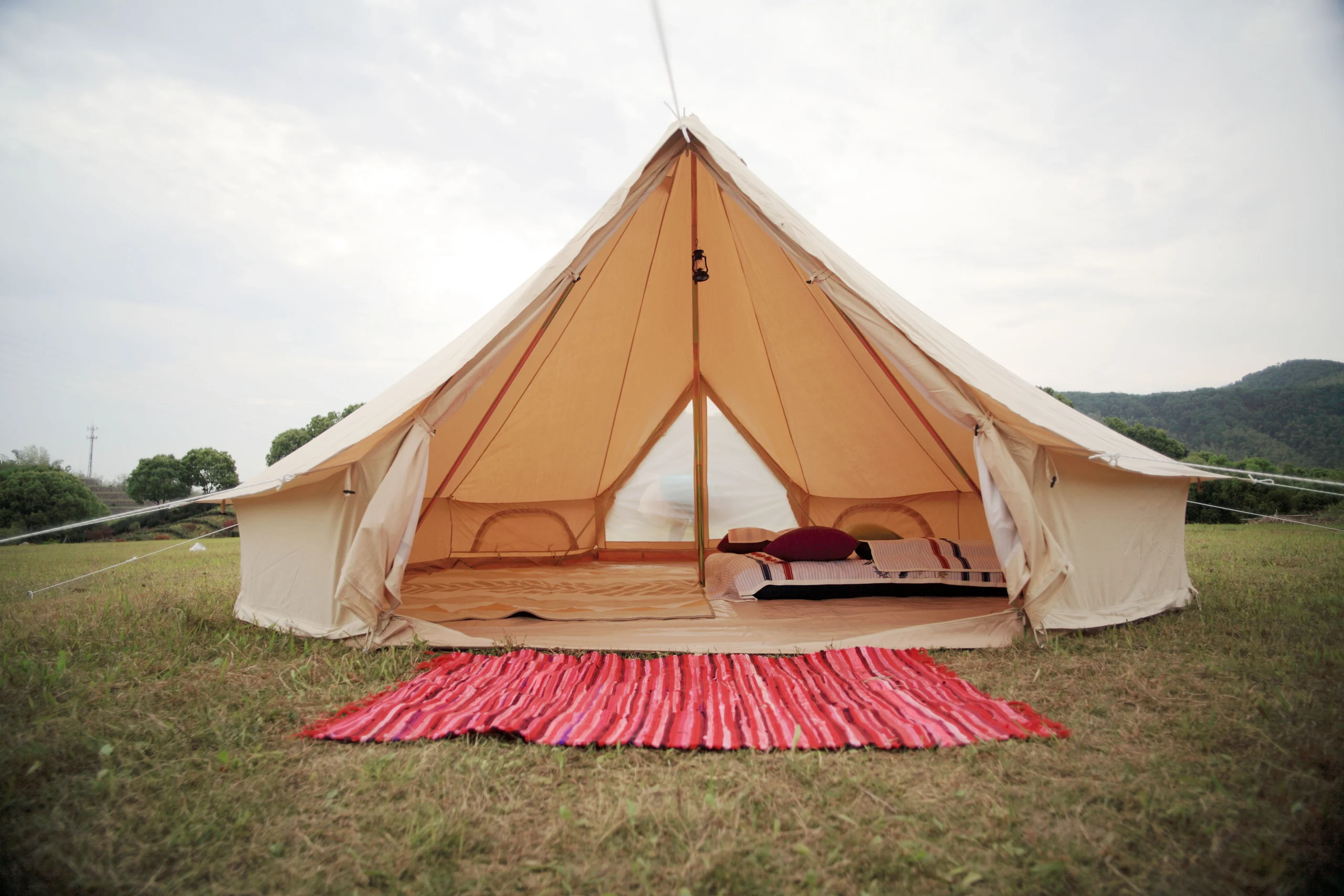 Tienda de lona de algodón en un ambiente cálido, ideal para campings prolongados